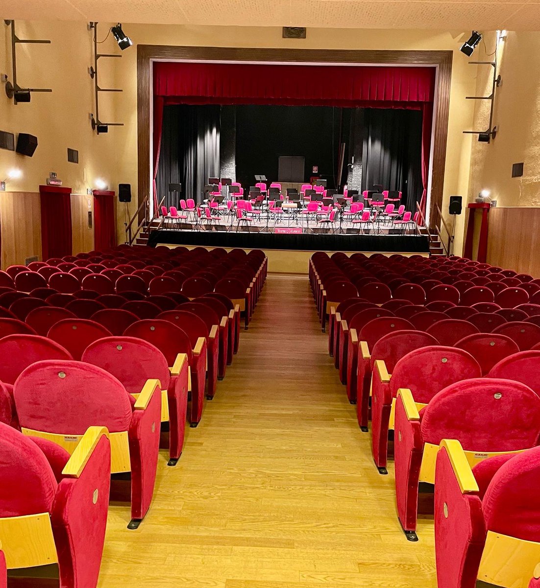 TOTEM_Magenta's tweet photo. SERATA DA MILLE E UNA NOTTE 🎻🎶

Atmosfere da Mille e una notte con la suite sinfonica di Nikolaj Rimskij-Korsakov Shéhérazade.
A rappresentare la bella Shéhérazade saranno le dolci e struggenti note del violino del nostro Marcello Miramonti, preziosa spalla dell’Orchestra https://t.co/iftmqEMhqW
