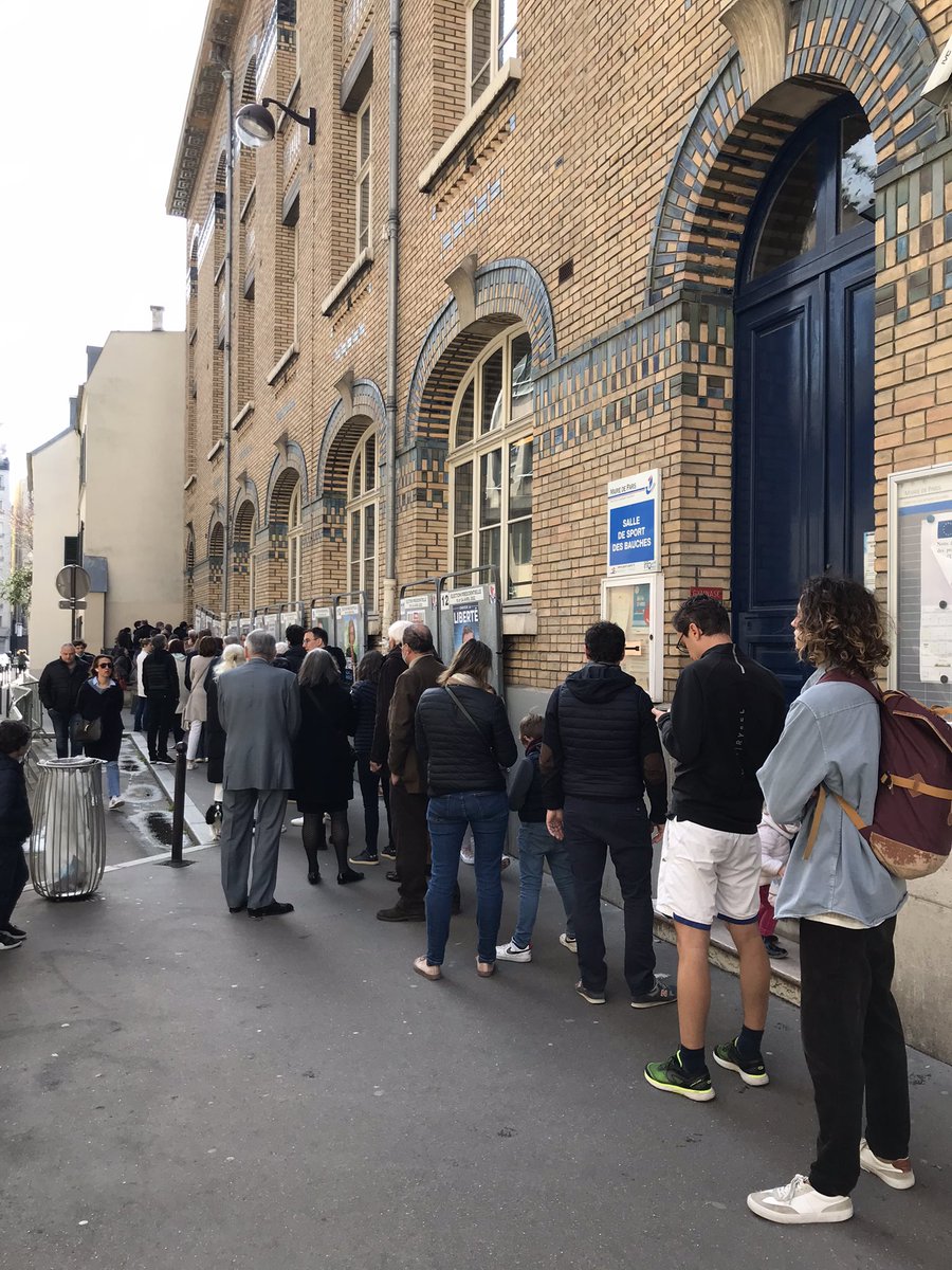 Il y a du monde dans ce bureau de vote du XVIe. Les électeurs se plaignent de lenteurs. Pour la majorité de ceux que j’ai interrogés ce sera Macron. Certains parlent d’un « vote utile » contre les extrêmes. #presidentielles2022 <a href="/RTSinfo/">RTS Info (compte archivé)</a>