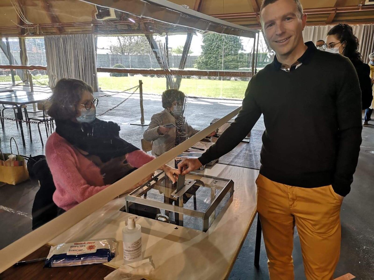 Guillaume Ancelet, candidat aux élections législatives en juin dans la 5e circonscription de la Somme, et soutien de Jean-Luc Melenchon, a voté à 11 h 30 à Rosieres en Santerre #presidentiellepicardie