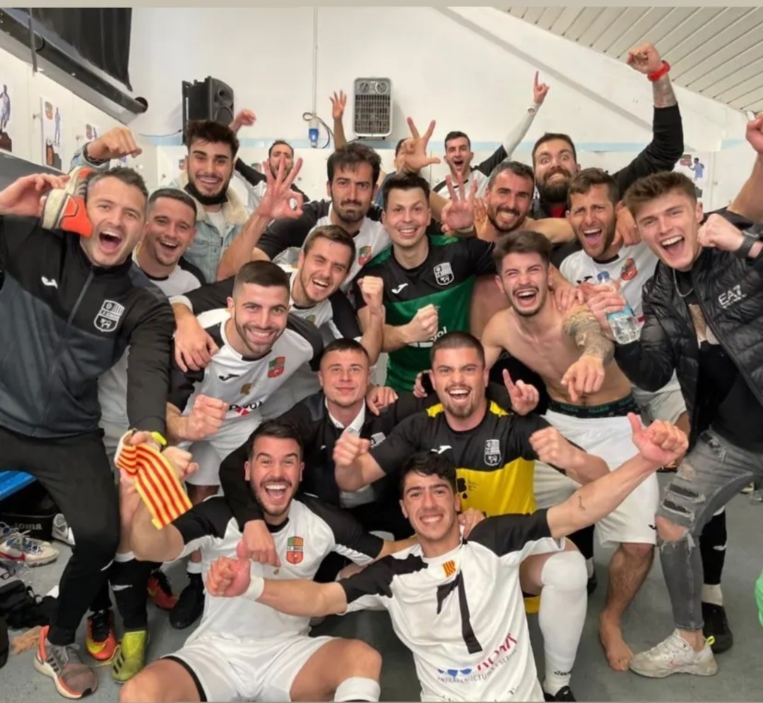 FC_BorgesBl's tweet photo. Em comuniquen que aquest equip no es rendeix. 

Força Borges 🤍🖤 https://t.co/DUijPffCfr