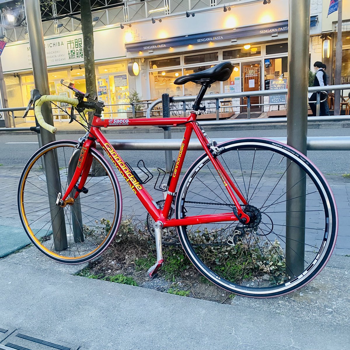 kyu69's tweet photo. あしたからチャリ通を再開しようと思て整備したよ(⍢) #チャリ通 #saeco #cannondale #caad4 https://t.co/JtWq2luwN0