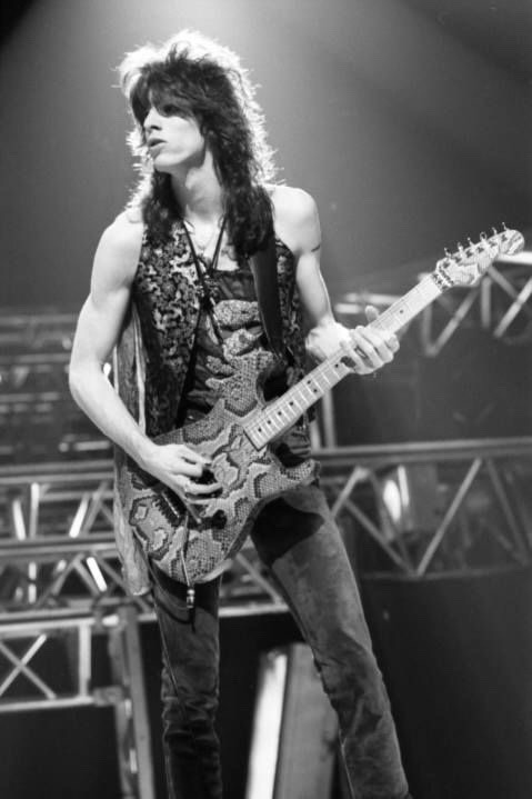 TheDuckLR's tweet photo. Happy 59th Birthday to the legendary former #Ratt guitarist and songwriter #WarrenDeMartini 🎉
#RoundAndRound #LayItDown #Dance #WayCoolJr #LovinYousADirtyJob https://t.co/FmvdS69CCg