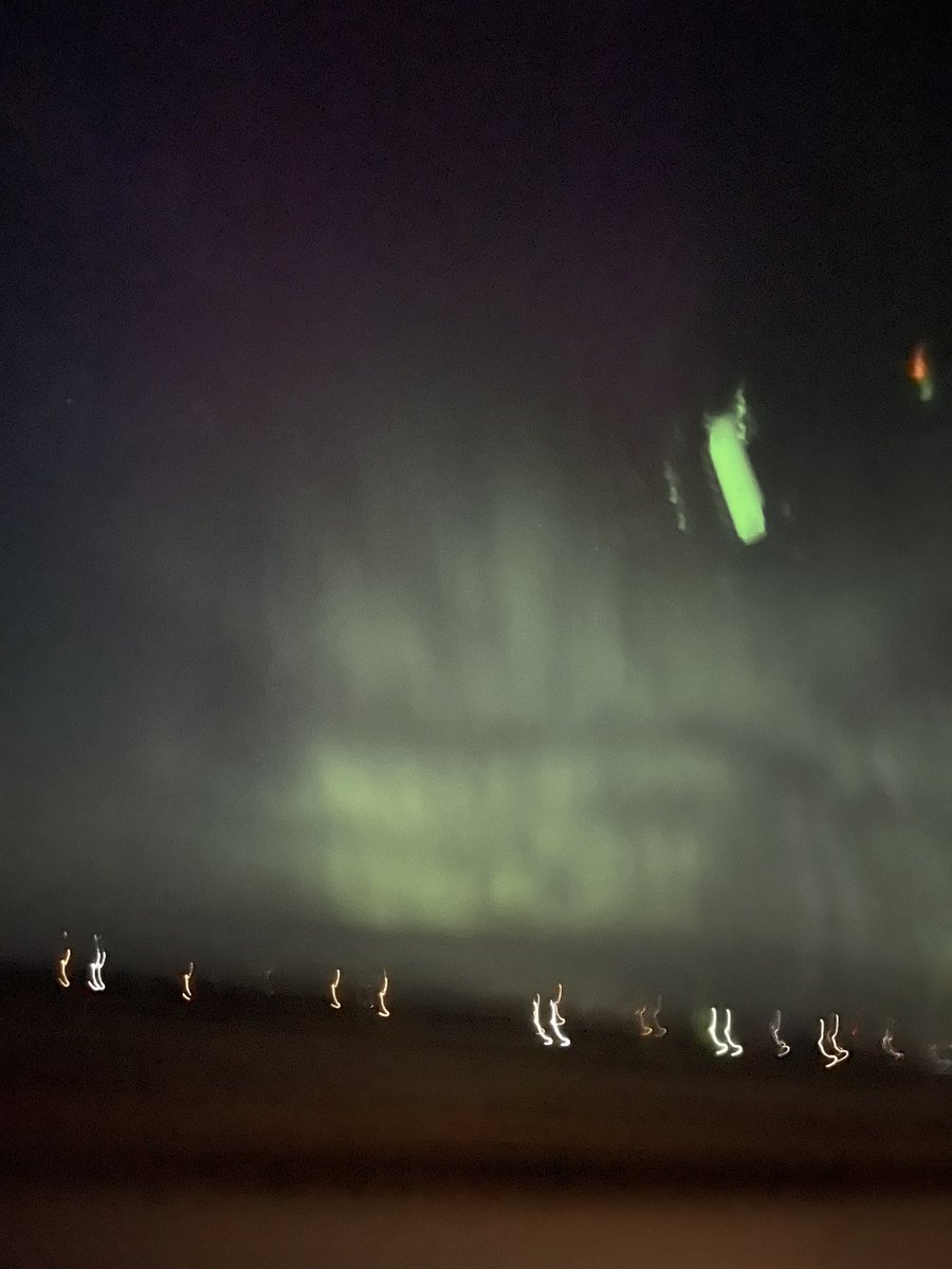 ChomasJannah's tweet photo. Omg 😱. First time meeting her. #Aurora #alberta https://t.co/kkCcbZviYe