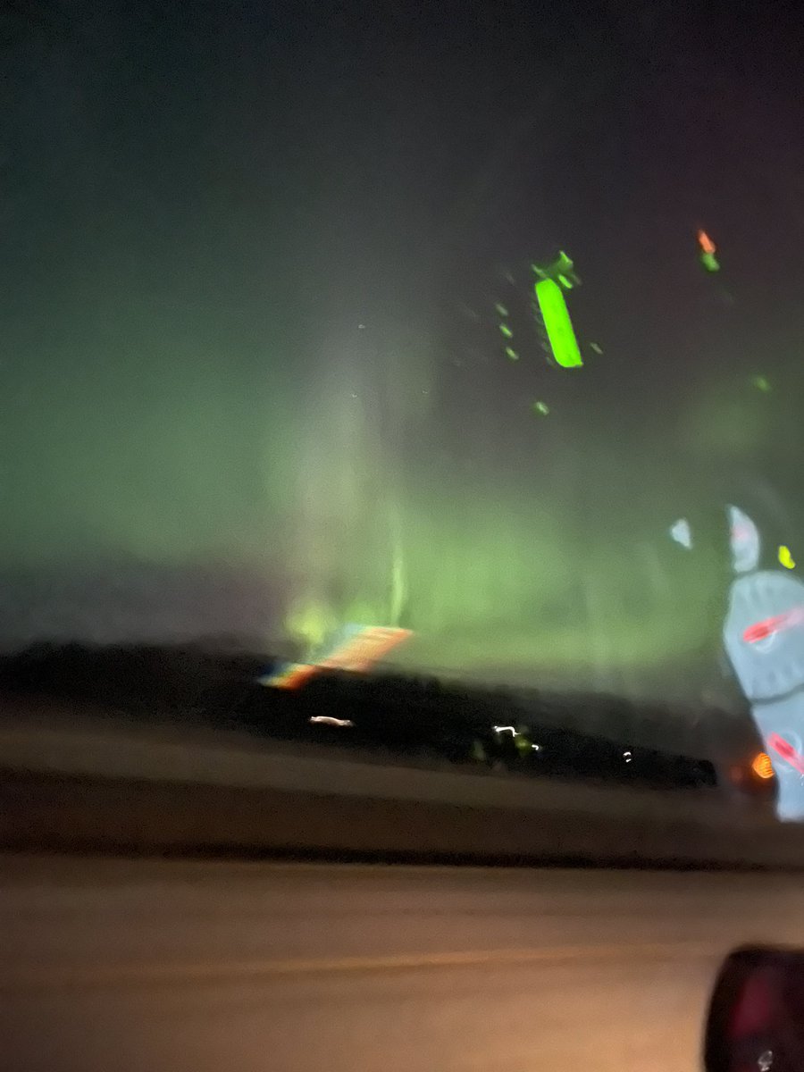 ChomasJannah's tweet photo. Omg 😱. First time meeting her. #Aurora #alberta https://t.co/kkCcbZviYe
