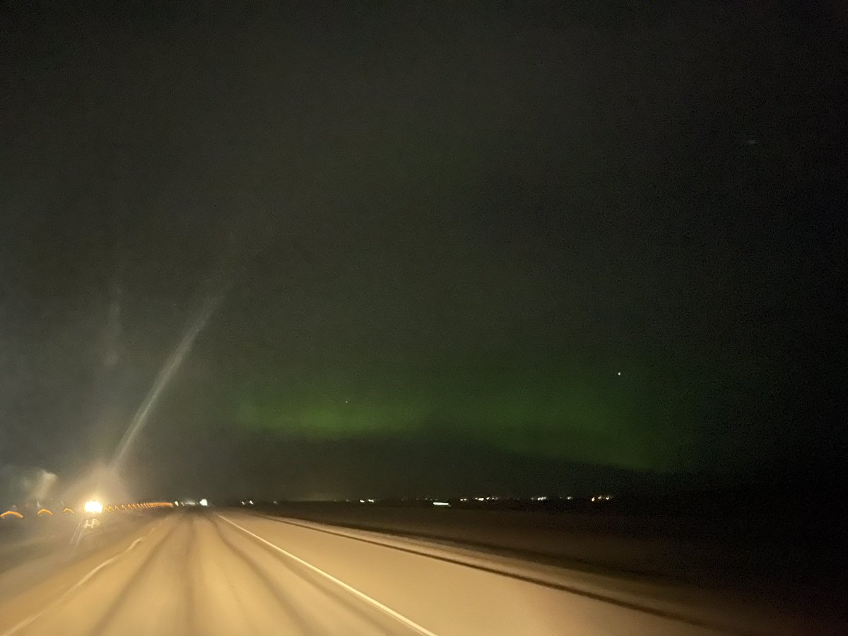 ChomasJannah's tweet photo. Omg 😱. First time meeting her. #Aurora #alberta https://t.co/kkCcbZviYe