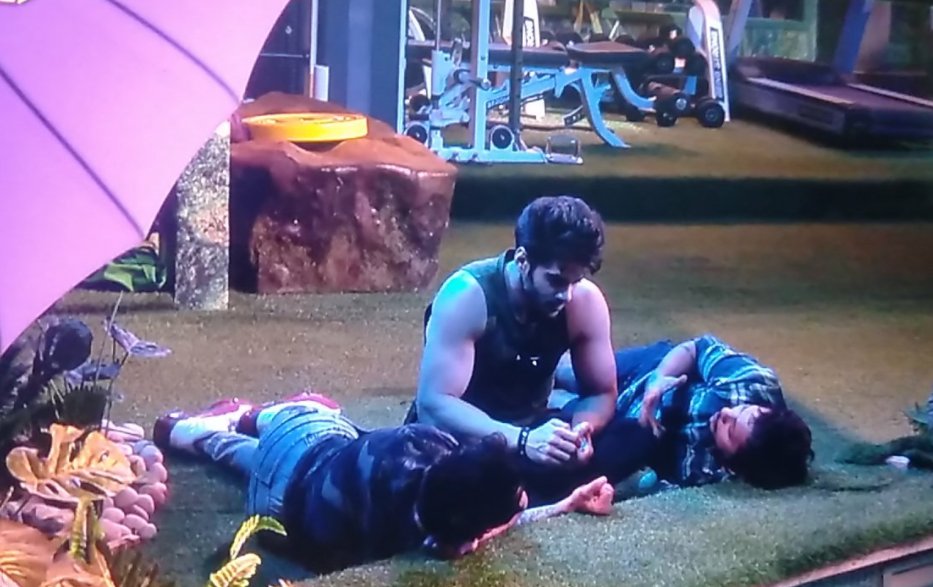 Kriti_Maurya103's tweet photo. #PraSimNish after BB... 
Their late Night talks, and simbu ka poetry class with Nishu... maze aa jaate the...

Woh din bhi kya din!!🥺🥺🥺

#NishantBhat #PratikSehajpal #SimbaNagpal https://t.co/3fAQyPkNo7