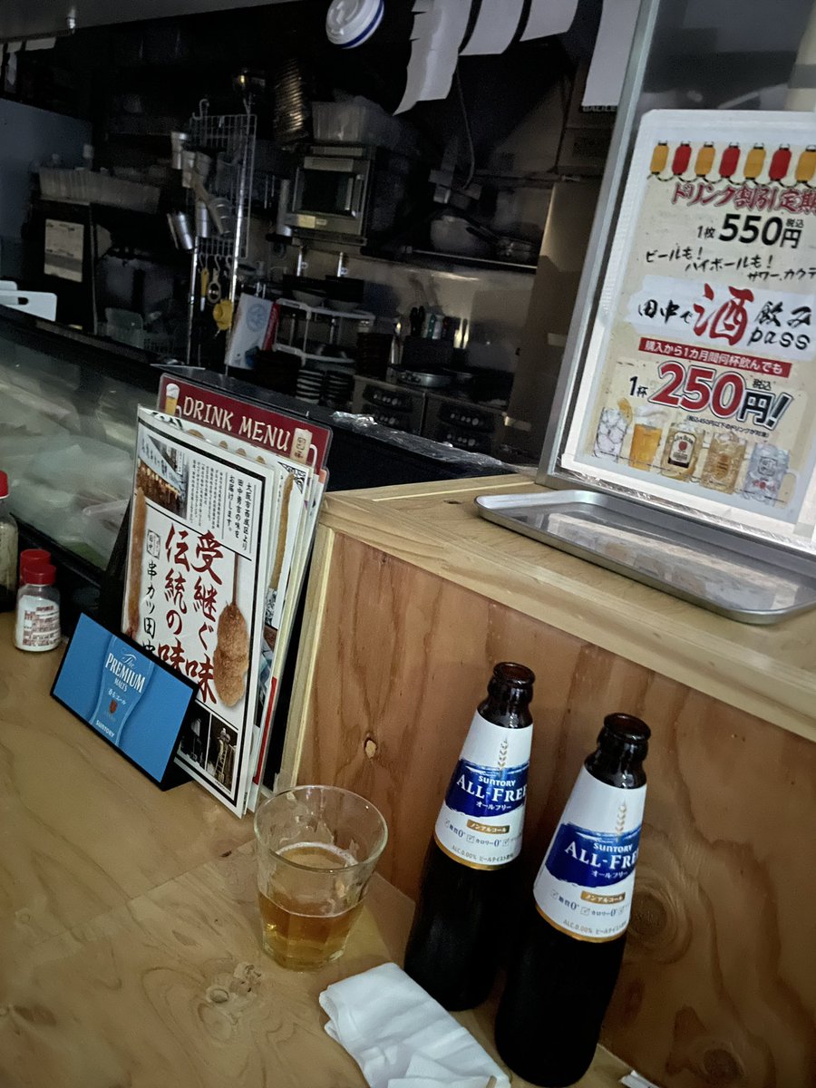 woodskin's tweet image. 【停電】
母を連れて「珍しいもの」を食べに行こうと花小金井の串カツ・田中に入り、ノンアルビールが出てきたところで突然の停電…。

駅や、駅周辺は煌々と電気が点いているのに、わき道の商店街から西友までが真っ暗…。

写真は明るく写ってるけど実際は真っ暗…。/kin