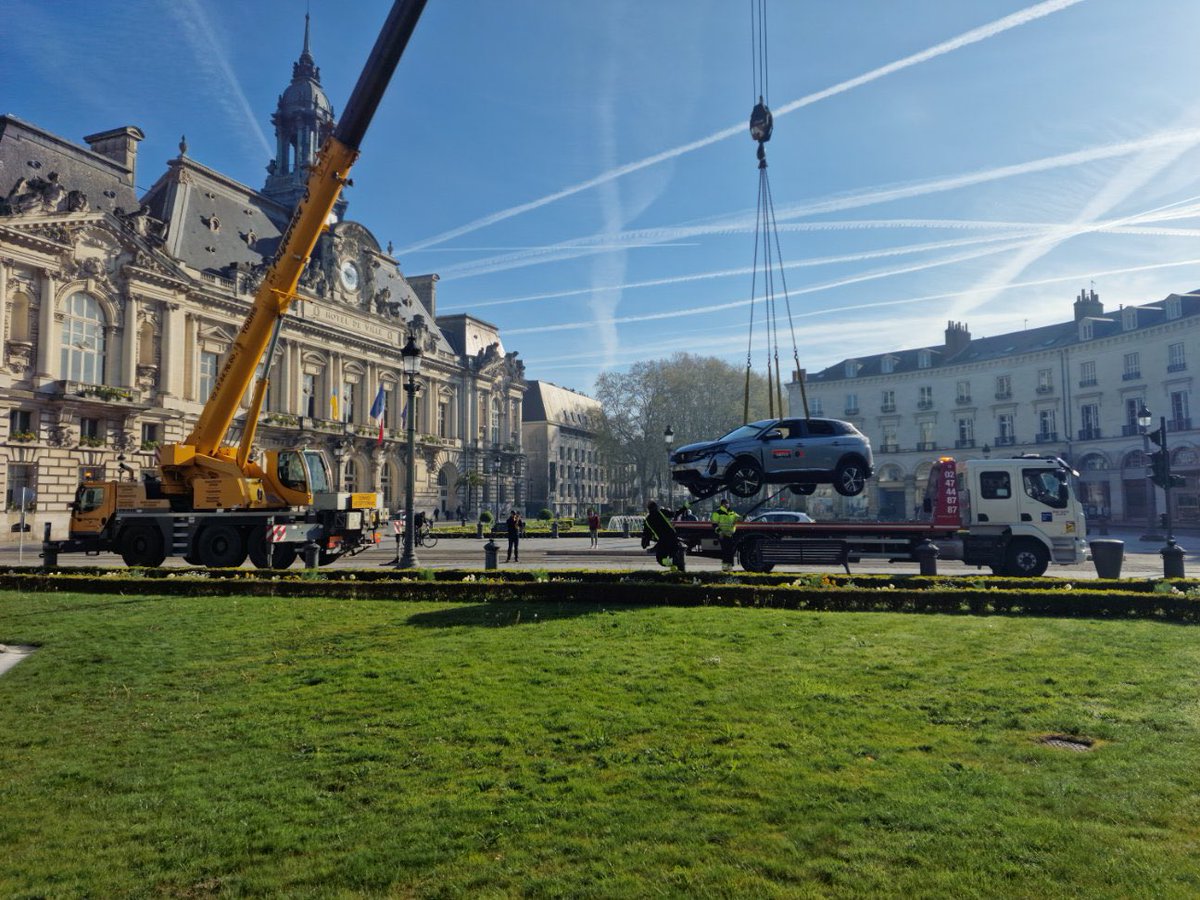 Il Meurt En Tentant De Siphonner Une Voiture Electrique