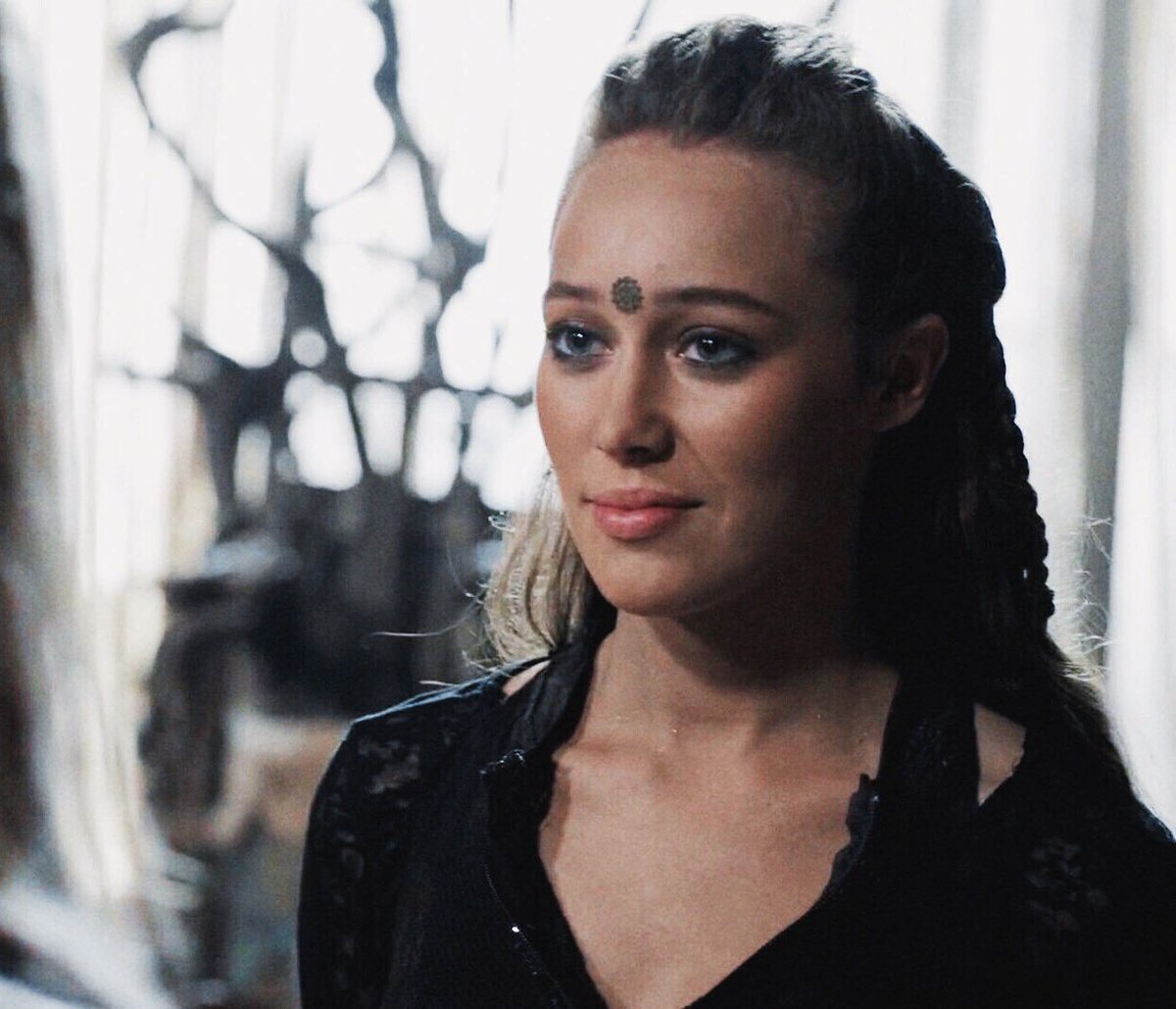 lexavillanelle's tweet photo. don't you love it when the lesbian character you related to the most bleeds to death in front of your eyes moments after she finally found happiness? #KillingEve https://t.co/KmFi12DhLX