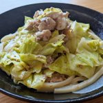 レンジで簡単!鶏ガラめんつゆの旨だし豚キャベうどん。