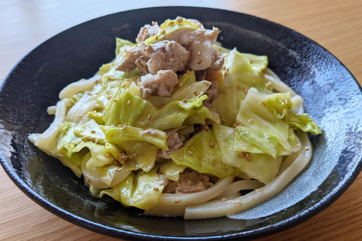 レンジで簡単！鶏ガラめんつゆの旨だし豚キャベうどん。