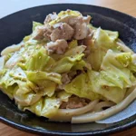 レンジで簡単!鶏ガラめんつゆの旨だし豚キャベうどん。