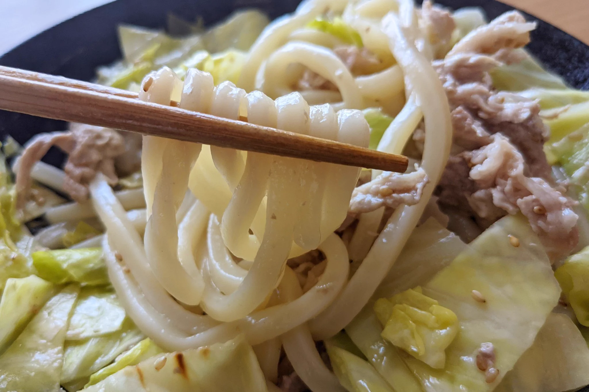 レンジで簡単！鶏ガラめんつゆの旨だし豚キャベうどん。