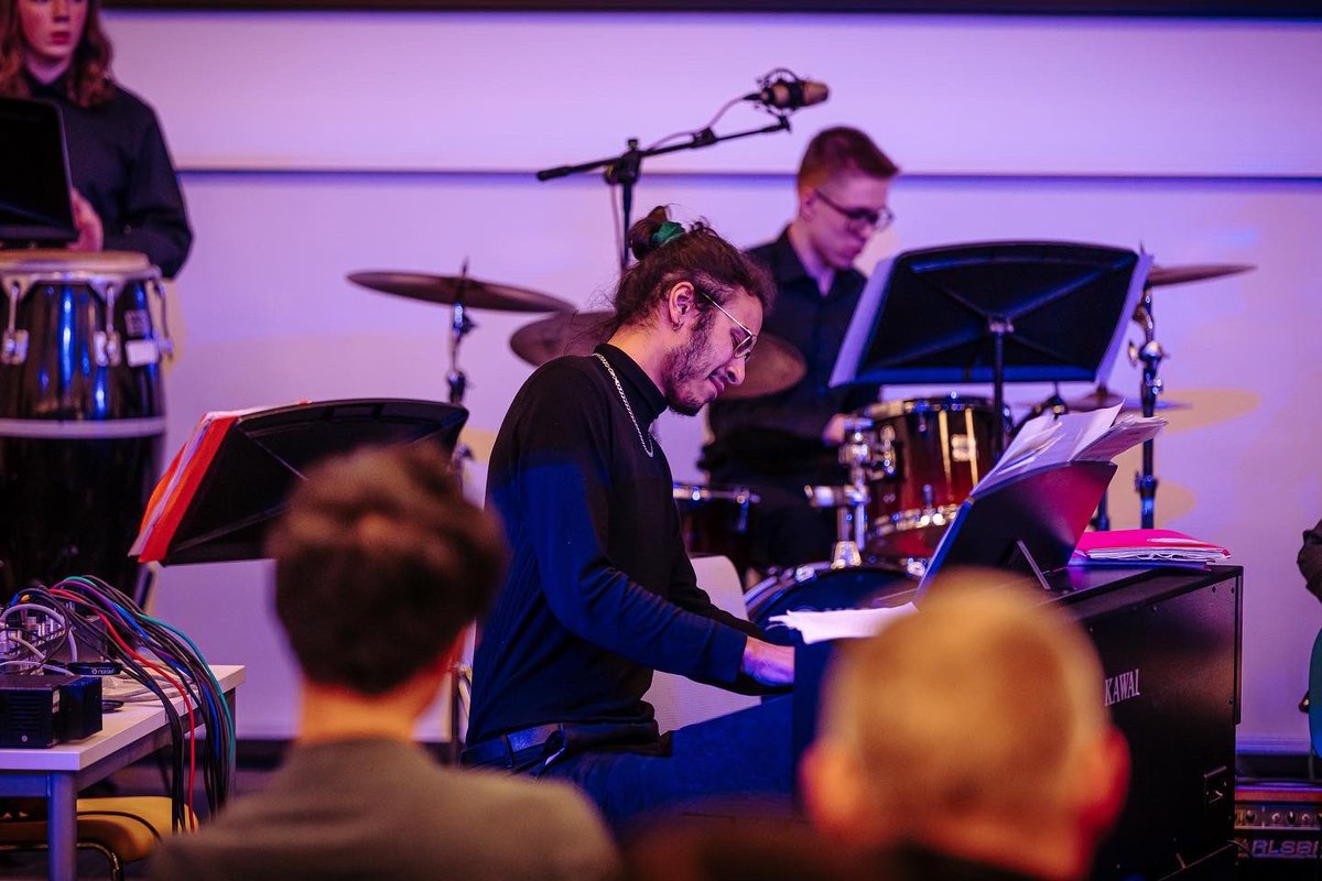 KingsBigBand1's tweet photo. We created a massed band at the end!  @lovemusictrust @Jamie__Sharp @Johntrom75 @LifeatKings @CulturalKings @kingsartshums @KingsCollegeLon @kclsu @KCLSUEvents #kingscollegelondon #kcl #kclsu #lifeatkings #culturalkings https://t.co/vSYAgzNL0q