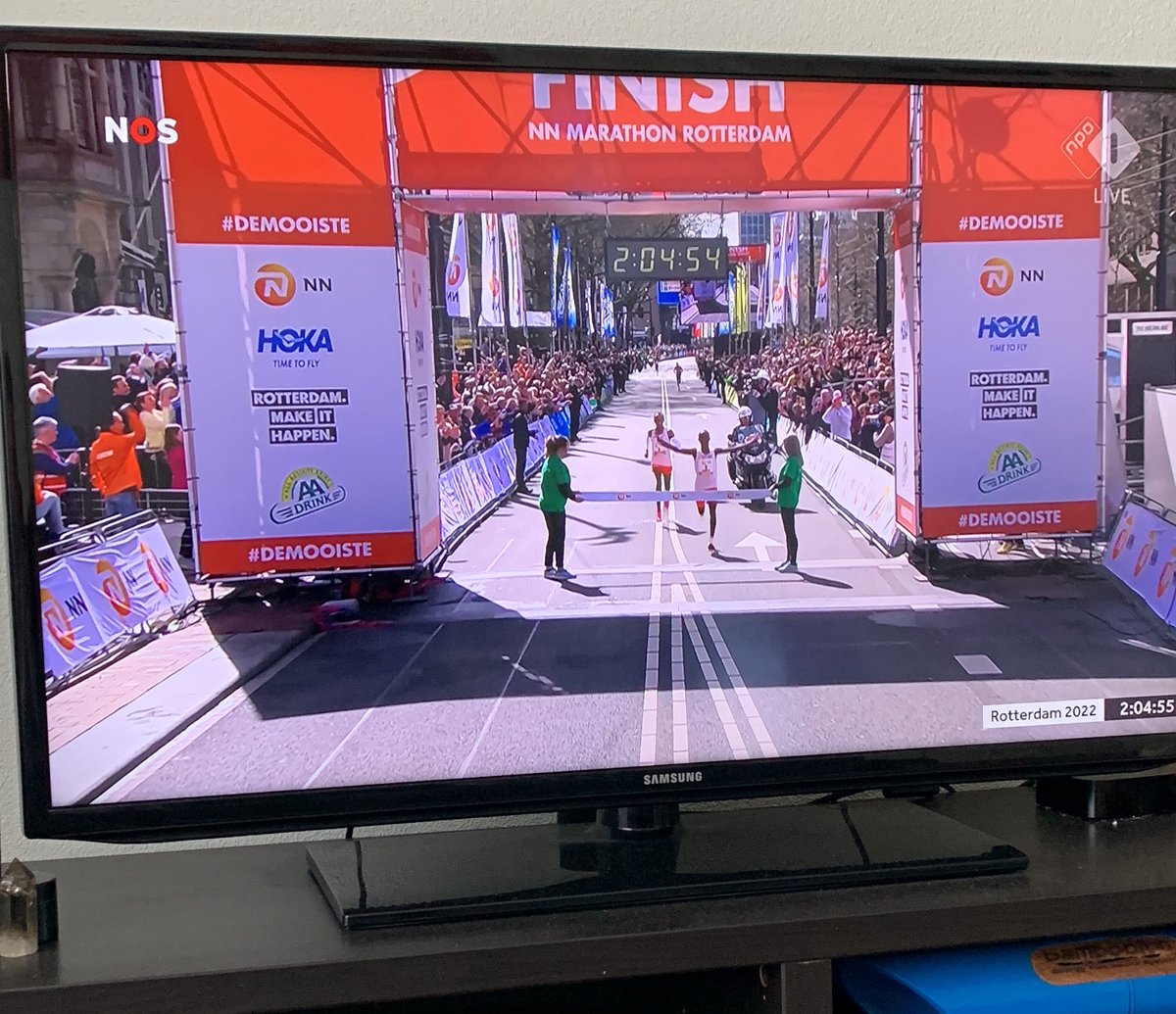 Abdi Nageeye flikt het hoor! Wauw wauw wauw 🤩 #marathonrotterdam