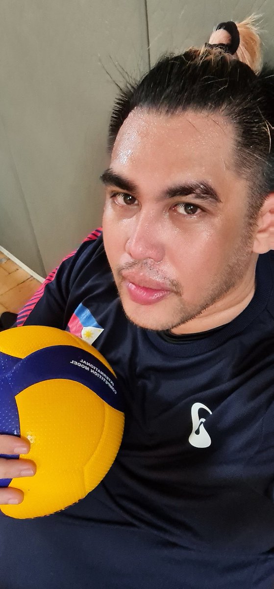 HeyArdeeB's tweet photo. Di tayo kagalingan pero dapat ang suot nating yung pang Philippine Team 😆 https://t.co/LFanVKn5sD
