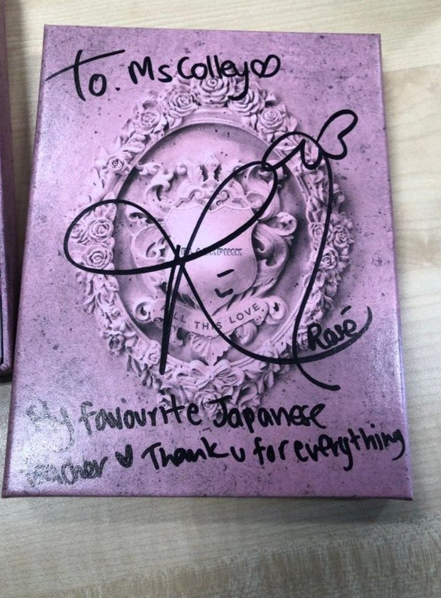 ColourMeBlue99's tweet photo. When Rosé visited her former school in Melbourne during the world tour she spoke with students and gave them autographs and she also gave her favourite teacher a signed album 🤧

블랙핑크 로제 #ROSÉ #로제 https://t.co/KN8L1B9wMM