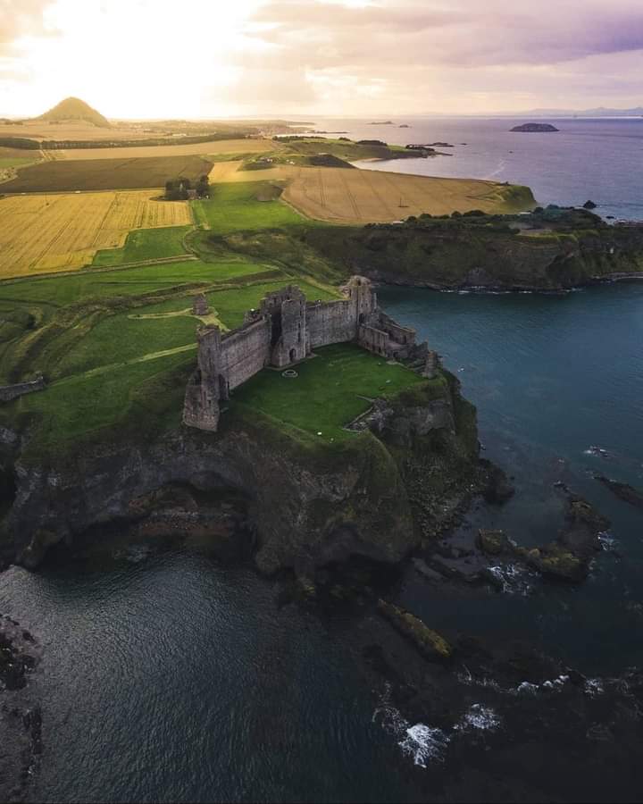 10000BC8's tweet photo. Set on the edge of the cliffs, the Tantallon Castle was the last medieval castle built in Scotland. You can ascend its towers for stunning views.

🌏 North Berwick, Scotland, UK 🏴󠁧󠁢󠁳󠁣󠁴󠁿 🇬🇧
.
.
📷@photo8en https://t.co/ULALUFUtuS