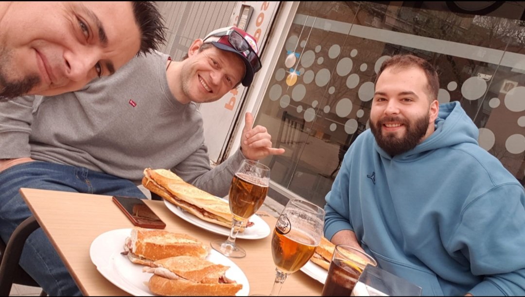 crybi_GTD's tweet photo. Hoy ha tocado conocer a otro de los  pilotos de @gt_drivers, a la derecha @K_Hashman, el medio para xabi y a la izquierda teneis al menda lerenda. Esperenos vernos más veces y sino siempre nos quedará #GranTurismo https://t.co/ZB3UgtZrN6