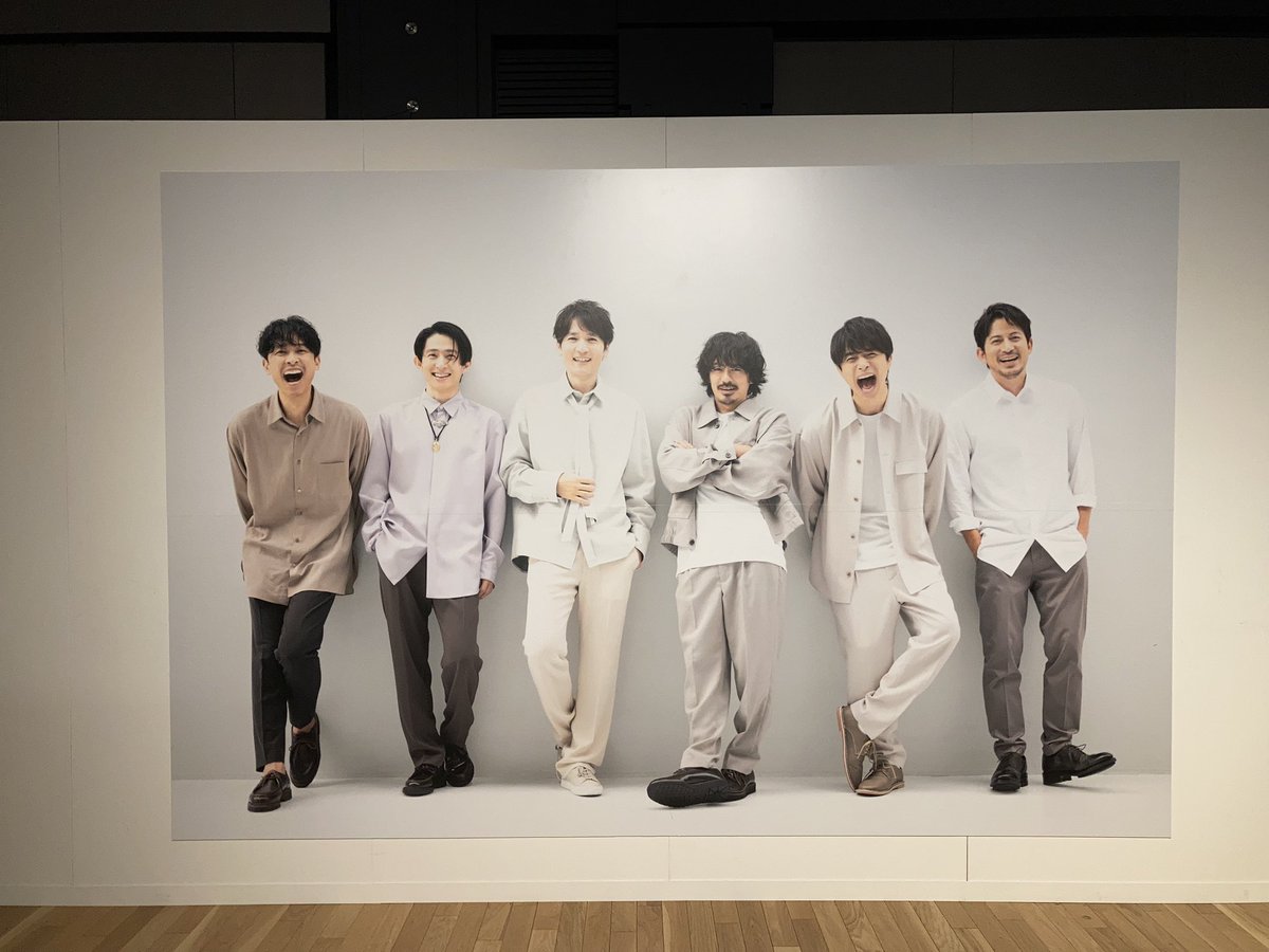 upon124_akari's tweet photo. 岡田准一 写真展『Guys 俺たち』に行ってきました！岡田さんがレンズ越しに見たV6の風景をたくさん味わえる素敵な空間でした☺️
某展示ゾーンが激混みだったおかげもありヘトヘトなので、写真集は帰宅して落ち着いたら見ます。 https://t.co/r9thLzI32i