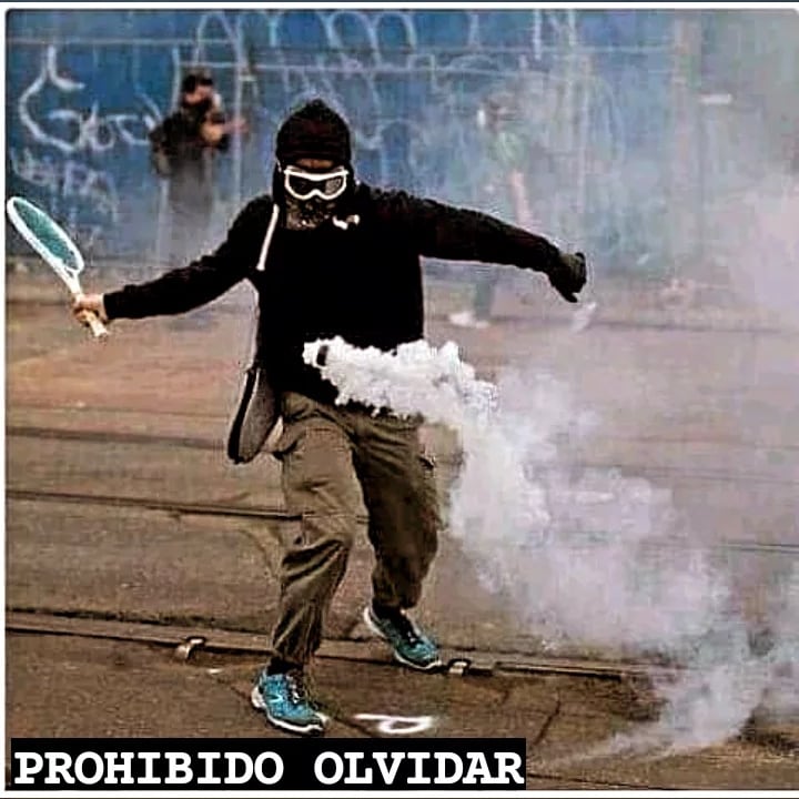 RicardoJose_350's tweet photo. ¿Jimmy Connors, McEnroe, o quizás Björn Borg?.
Esta imagen es made in Venezuelan, y nos debe recordar el sacrificio de estos jóvenes para liberar a Venezuela: hasta su vida.
Honor a quienes nos enseñaron cuál era y es el camino para ser libres.
#protestas2017 #libertarios https://t.co/amJxBef3FV
