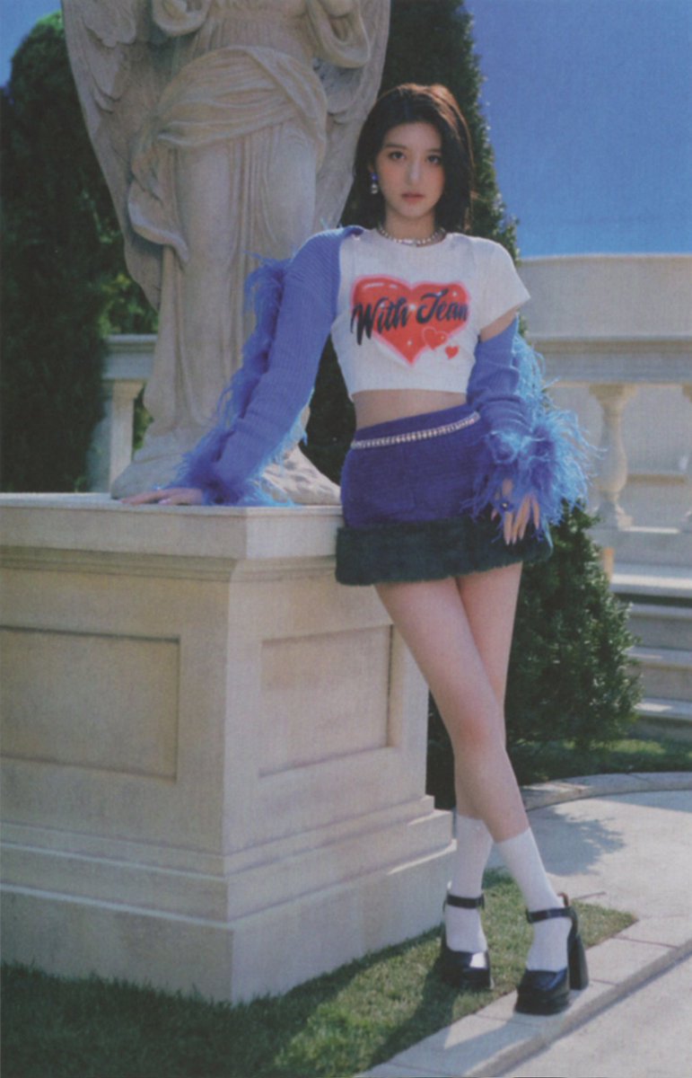 [SCAN] #GAEUL LOVE DIVE Jewel Case

© first_iz121