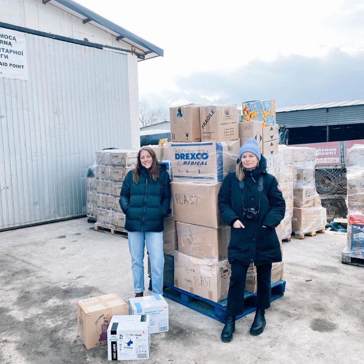 Arrivée du convoi de Fanny et Sophie cette semaine après plusieurs milliers de kilomètres.

Elles ont pu déposer en urgence de l'eau à Medyka, des produits de première nécessité dans le centre logistique URA , puis se sont rendues au centre de Hala Kijowska 

👏❤️