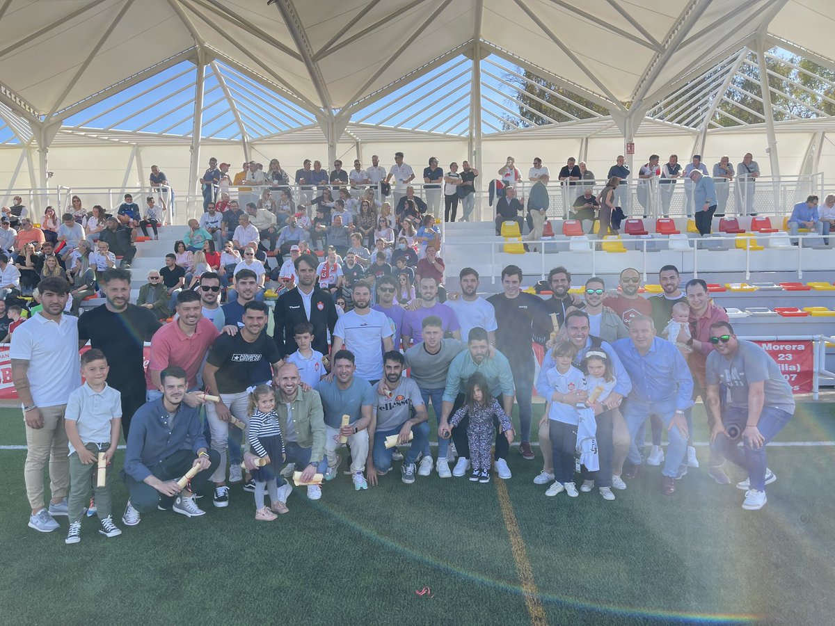 Volver a pisar el césped del san Juan Bosco es precioso pero hacerlo al lado de un equipazo como este me emociona aún mas ! Equipo histórico !!!! Sin duda en día para grabarlo en mi ♥️. Gracias al <a href="/UTRERACD/">C.D. Utrera</a> por el detalle y la afición que tanto Cariño me da siempre