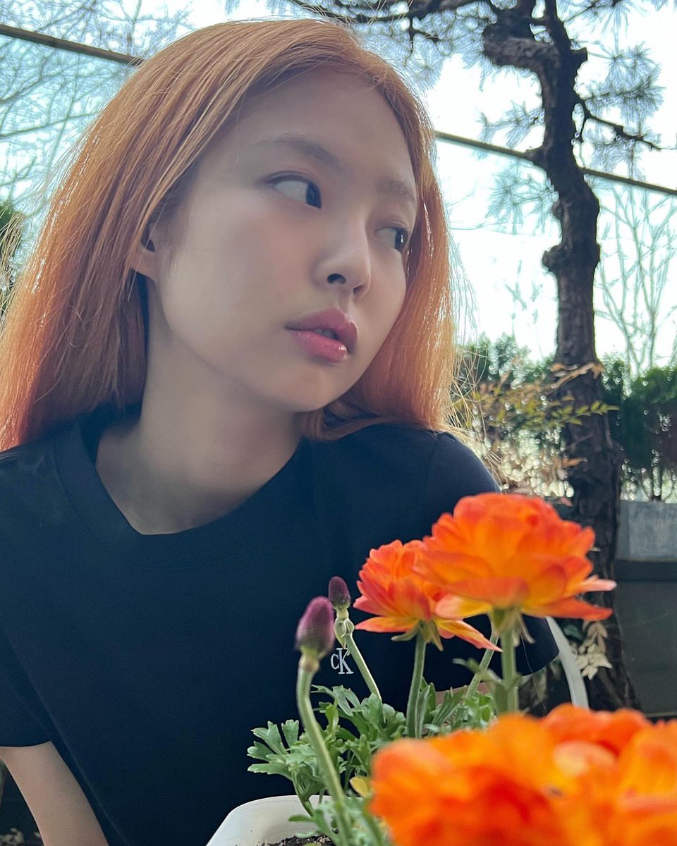 220410 #JENNIE IG update! “Dont talk to me or my new hair 🧡”