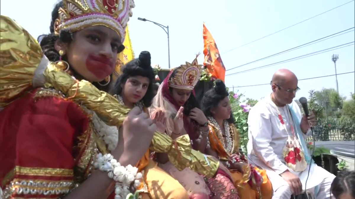 ANI's tweet photo. J&amp;K | ISKCON organized 'Shobha Yatra' from Sri Kathleshwar temple to Jehangir Chowk in Srinagar on the occasion of Ram Navami https://t.co/hKqKsfpFya