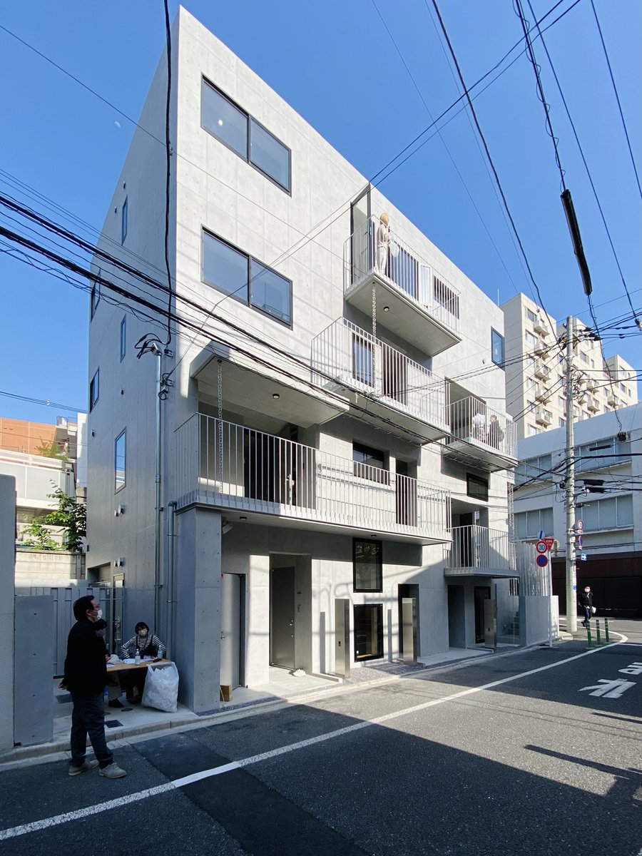 OKB_KJ's tweet photo. 西田司さん(ondesign)の集合住宅を拝見した.魅力的な1F2Fの道との接続(高さの関係性のつなぎ方)と、南側に持ってきたバルコニーとも通り庭ともアプローチともいうような空間の分け方が、マッチして絶妙に成り立つ心地よさを感じました.
形式の発明が心地よかったです.
#ondesign #西田司 https://t.co/4Z2q5IZymu
