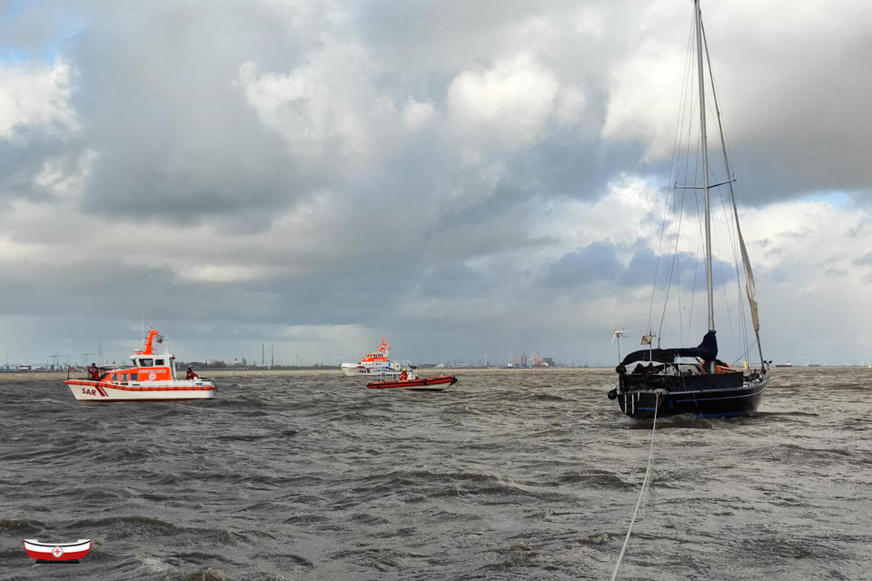 Seenotretter's tweet photo. 🚨 #Segler aus #Hamburg auf #Elbe festgekommen: Tochterboot von #Seenotrettungskreuzer THEO FISCHER schleppte frei, freiwillige #Seenotretter #DGzRS-Station Brunsbüttel sicherten ab + #DLRG #Drochtersen, FW #Oederquart,Krummendeich,Dornbusch. 🤝 Danke! ➡️https://t.co/m69nWg0fAg https://t.co/6qWurNjYid