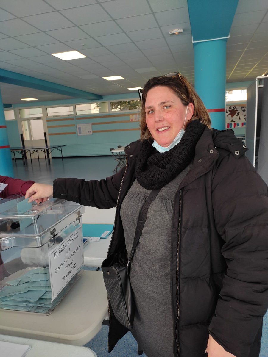 Pamelahocini's tweet photo. A voté!
#presidentielles2022 
#MelenchonPresident https://t.co/Z9qWUqYi6Y