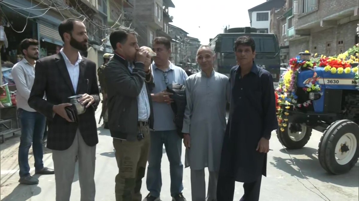 ANI's tweet photo. J&amp;K | ISKCON organized 'Shobha Yatra' from Sri Kathleshwar temple to Jehangir Chowk in Srinagar on the occasion of Ram Navami https://t.co/hKqKsfpFya