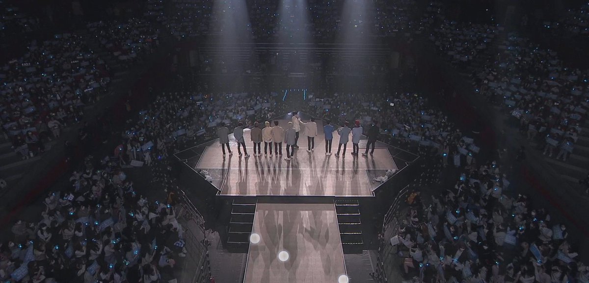 chochocolate_0's tweet photo. เป็นภาพที่โครตอบอุ่นมีเทรเช่อก็ต้องมีทึเม🥺🌌 #TREASURE_1STCONCERT https://t.co/2EgVGt9YHI