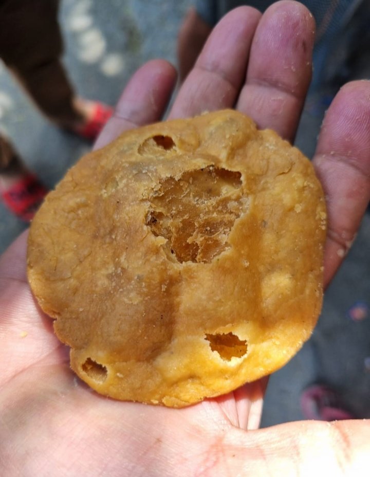 PenduProfessor's tweet photo. Lunch ke baad @Satiisingh aur @varoun3883 ko maine tang kara. I wanted tea, chai ki full talab lagi thi, so we found a good spot almost near fag end of Kirti Nagar. #chai #streettea https://t.co/8JqV6dMSN0