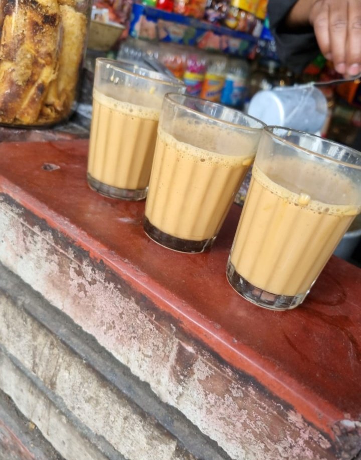 PenduProfessor's tweet photo. Lunch ke baad @Satiisingh aur @varoun3883 ko maine tang kara. I wanted tea, chai ki full talab lagi thi, so we found a good spot almost near fag end of Kirti Nagar. #chai #streettea https://t.co/8JqV6dMSN0