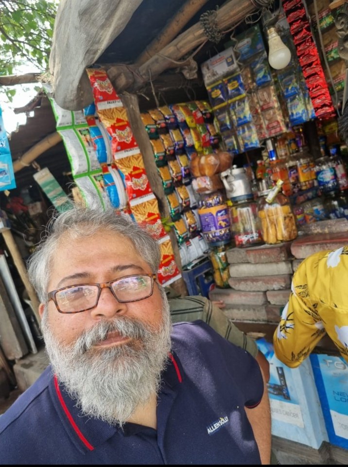 PenduProfessor's tweet photo. Lunch ke baad @Satiisingh aur @varoun3883 ko maine tang kara. I wanted tea, chai ki full talab lagi thi, so we found a good spot almost near fag end of Kirti Nagar. #chai #streettea https://t.co/8JqV6dMSN0