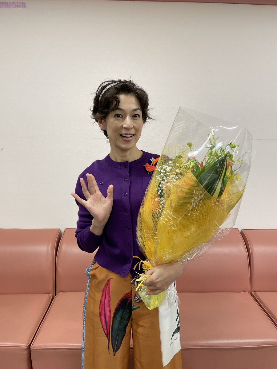 ntvdrama's tweet photo. #名探偵ステイホームズ 
後編放送まであと3時間‼️
#鈴木保奈美 さんクランクアップ写真📸✨
ちょっと変わった明るいアタルのママを演じてくれた鈴木さん❣️💕
アタルを心配しながらも、いつも明るくアタルのステイホームを支えた恵美🤣
後編も、大‼️活‼️躍‼️します❣️❣️
恵美の奮闘を見逃すなっ‼️😆✨ https://t.co/Nsct9IDu6P