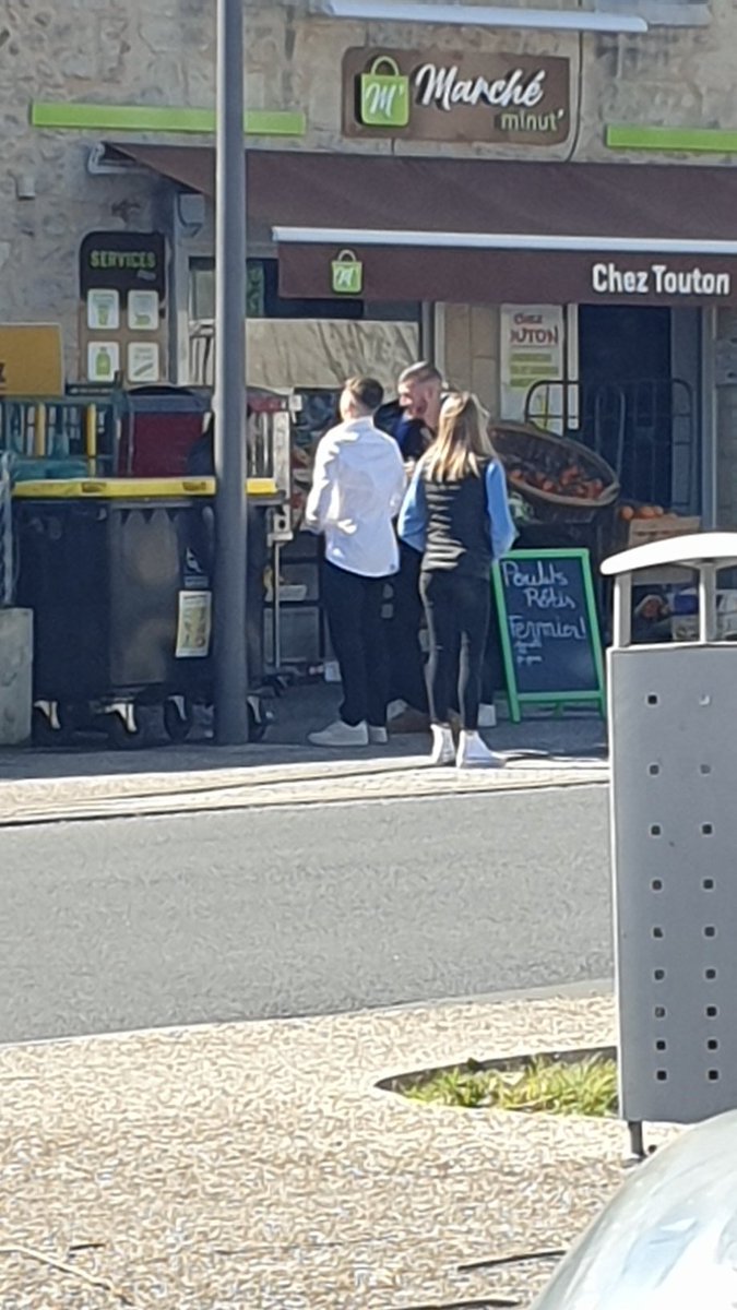 davsoury's tweet photo. des jeunes bourres à 11h et criant à la france de Le Pen dans une rue de #cerons en #gironde
les fachos sortent au grand jour https://t.co/0lZlD96LYG