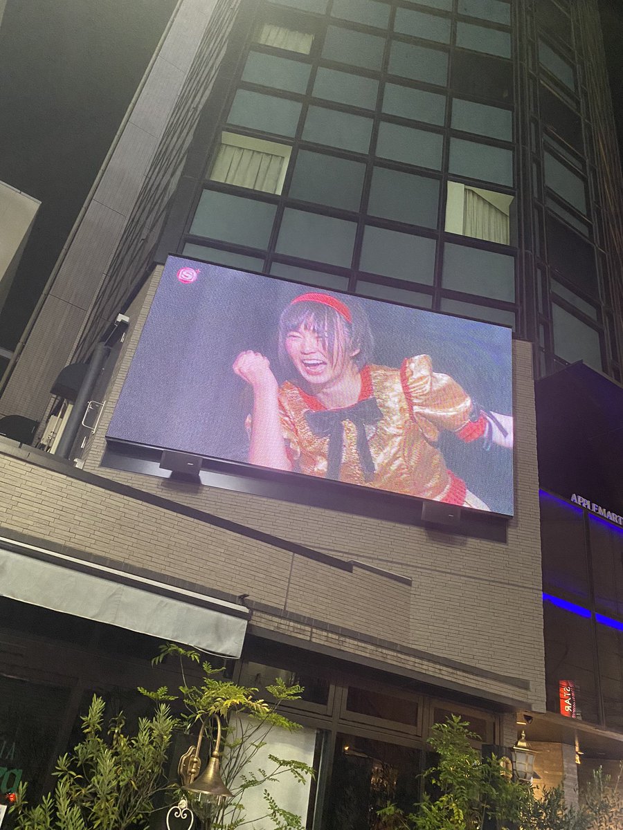 taro_kani3's tweet photo. 立川のビジョンにかわいい女の子映っててアガった！！！ https://t.co/IGJg0rWalQ