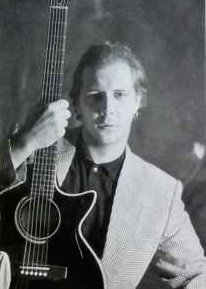 Amigos , hoy es un día muy triste para LA UNIÓN. Mario Martínez , pieza clave en nuestra historia , participe y creador de grandes momentos y canciones, nos ha dejado después de una larga lucha. Todo mi apoyo y mas sentido pésame a su familia. Vuela alto Mario. DEP .🖤