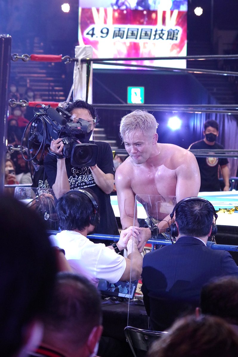 gomispjnch's tweet photo. 2022.4.9 両国国技館
解説の柴田さんと握手🤝
#njpw #HyperBatlle #新日本プロレス https://t.co/0tHFaFqWKz