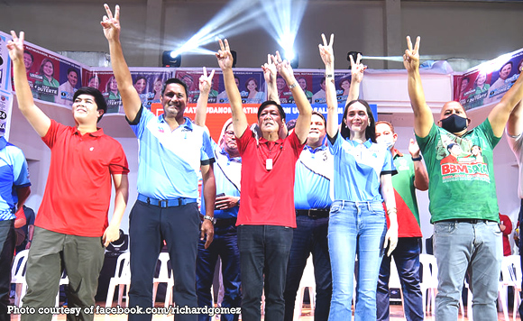 Politiko_Ph's tweet photo. Rep. Lucy Torres-Gomez, her husband Ormoc Mayor Richard Gomez, and other officials in the fourth district of Leyte have formally endorsed presidential candidate Ferdinand Marcos Jr. and vice presidential candidate Sara Duterte.
https://t.co/v9KJn4vxY1
#PolitikoNews https://t.co/EhdyQQFiya