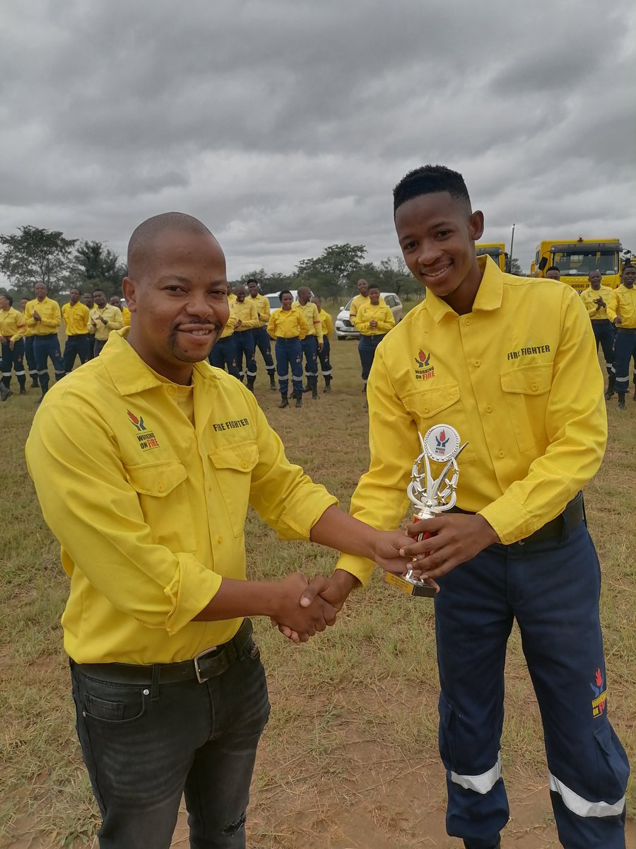 wo_fire's tweet photo. Here's to #WOF_LIM's best Male and Female 2.4km runners, Percy Shongoane and Pretty Mahoai from Lephalale.
Shongoane completed at 08:44, and Mahoai at 12:45.
Can you beat them?
#YellowCardTrainingCamp
#WinterFireSeason_2022
#FireReadiness
@environmentza
@CapricornFM https://t.co/W1SMhnmQcy