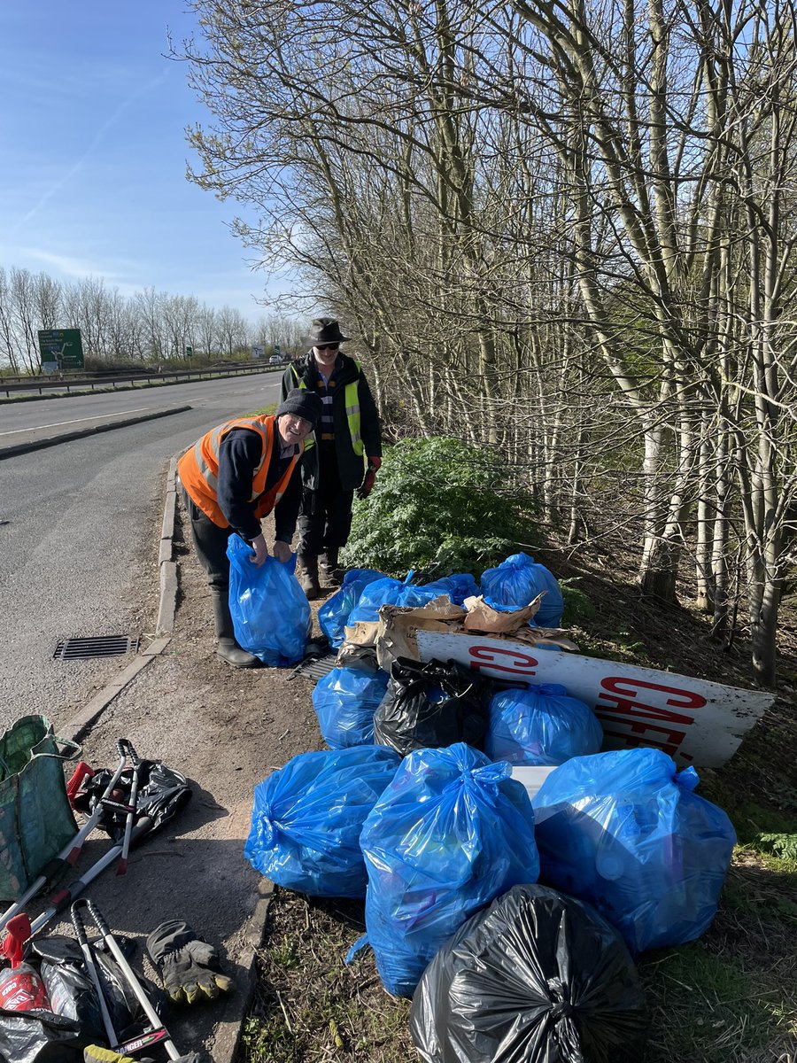 sarahbontour's tweet photo. An early morning womble. 20 bags between us as well@as the usual@grot. This is the best weโve ever found this location so hopefully it means weโre making a difference. #littering #litterpick #womble #lovewhereyoulive #SpringClean2022 #springtime https://t.co/5uJS8yL4e4