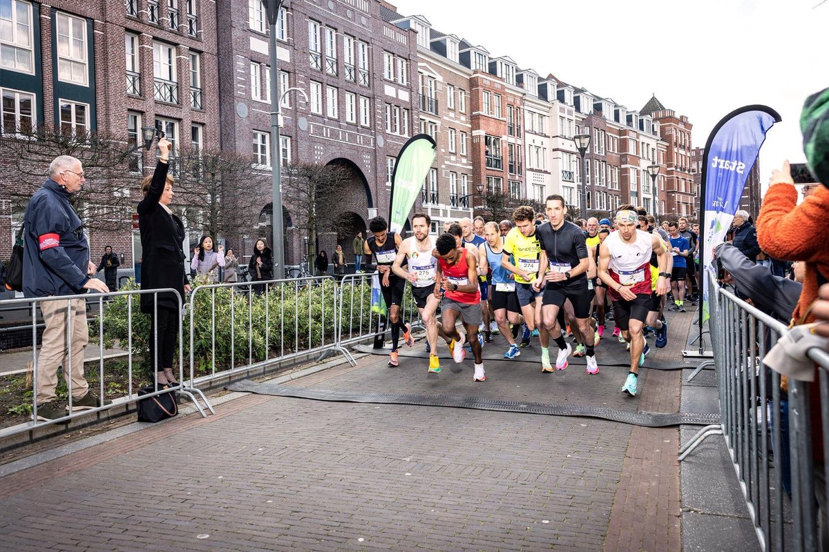 Het startschot voor de Halve van Helmond is gegeven! Ook volop mogelijkheden voor deelnemers met wat minder kilometers in de benen. Dank aan atletiekvereniging HAC en Lopersgroep Brandevoort. Ze zorgen niet alleen voor een leuke dag, maar ook voor een gezondere stad. #goedbezig