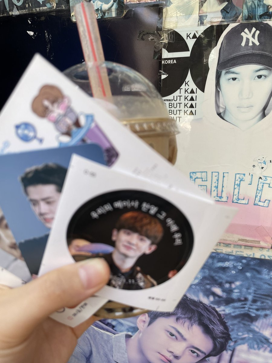 no_loey_no_life's tweet photo. OP went to Cofioca today and the shop owner gave her a Chanyeol sticker. When she was looking at the goods..

👩: Do you like Chanyeol?
🍒: Yes, I do
👩: Chanyeol is so kind
🍒: Yes, that's right ㅠㅠㅠ https://t.co/TDgrZqHKdm