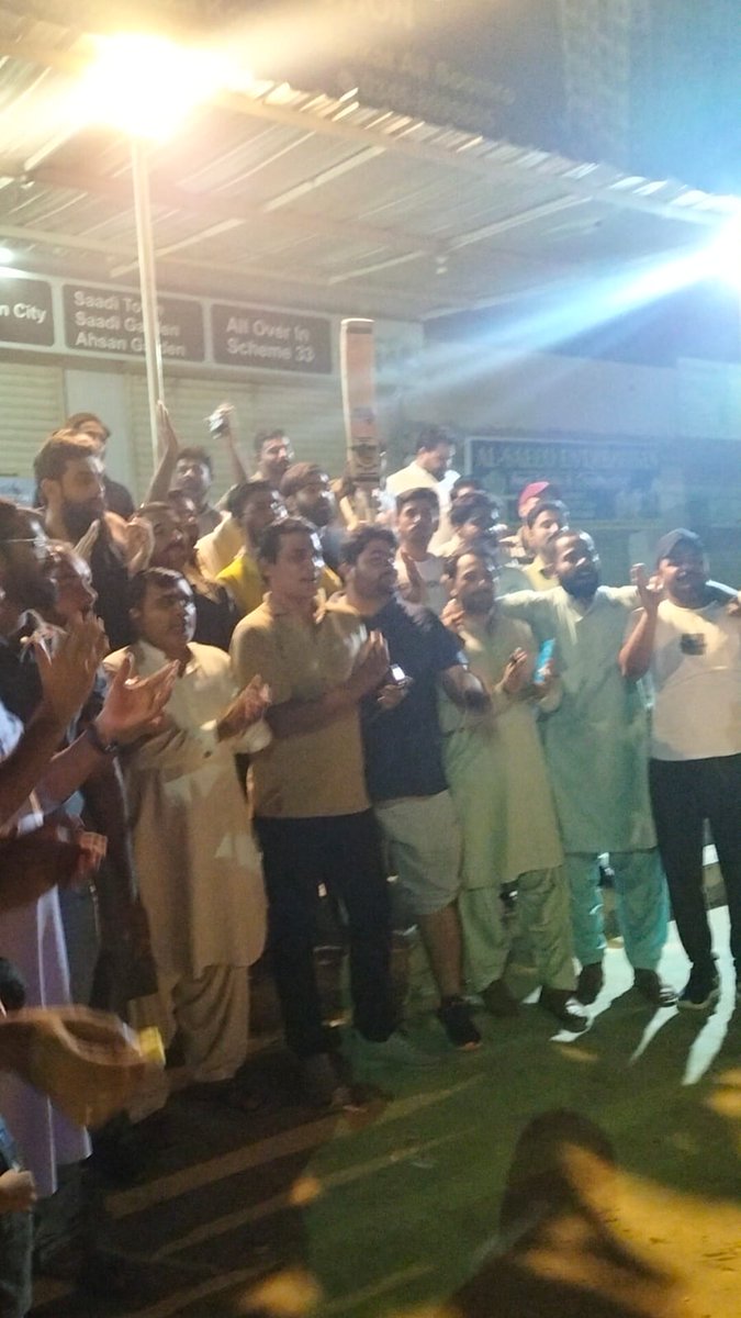 RashidKhaskhele's tweet photo. عدم اعتماد کی کامیابی اور عمران نیازی کی حکومت سے نجات کی خوشی میں پیپلز یوتھ آرگنائزیشن کراچی اور پیپلز یوتھ کے زمیداران و کارکنان میں خوشی کا اظہار مٹھائی بھی تقسیم کی!
@BBhuttoZardari @SaeedGhani1 @MediaCellPPP @javed_nayab @WaqarMehdiPPP1 https://t.co/21zpCyvCUv