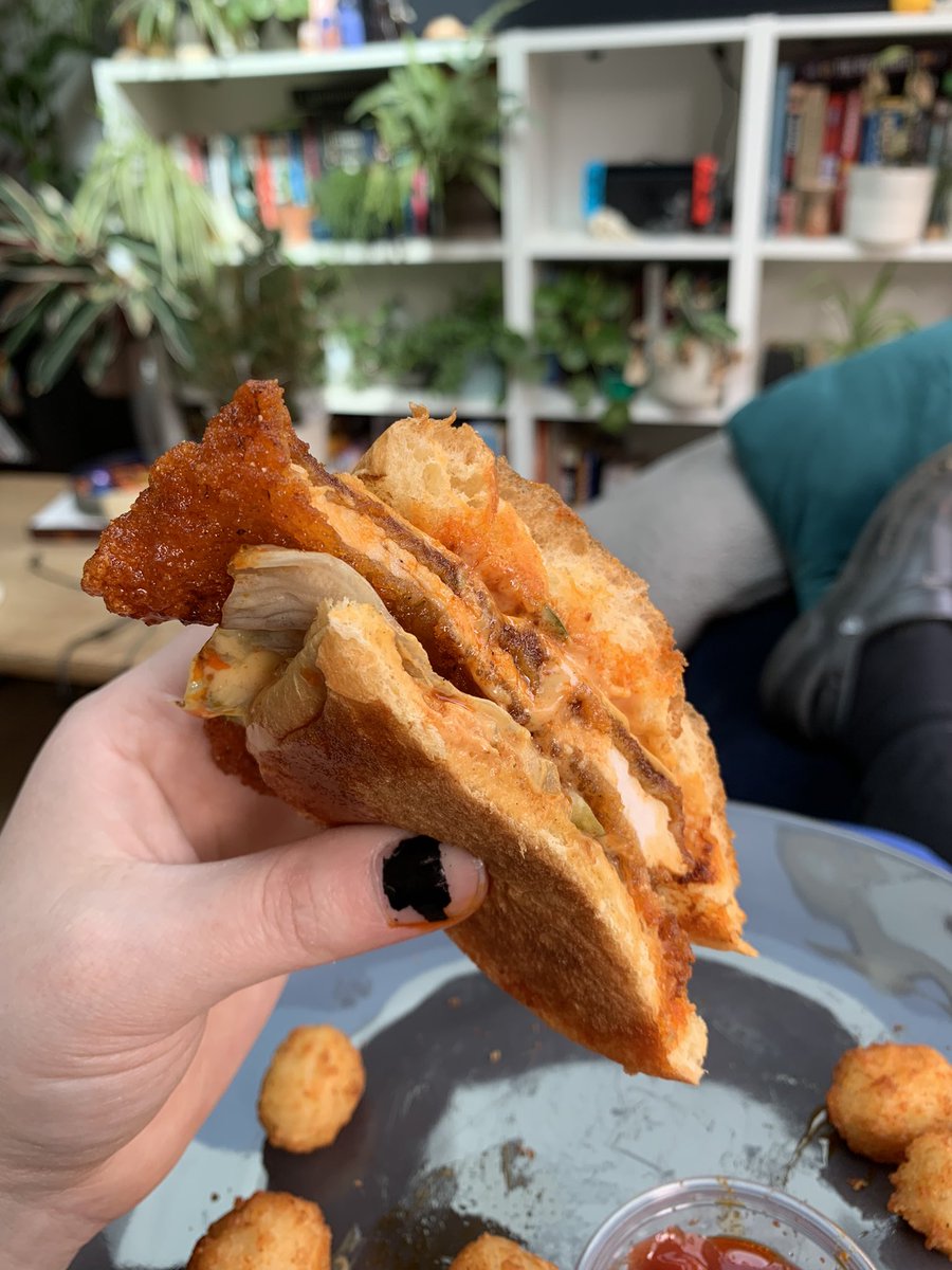 LilyWaite_'s tweet photo. Man @Bake_Street makes me so happy. These lamb samosas are absolutely the best samosas I’ve had, light crisp pastry and gorgeous lamb filling, and the Nashville hot chicken bun is amazing as ever. Good tater tots too. #meat https://t.co/LssEIRFZ1u